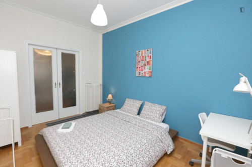 Cosy double bedroom with balcony in a 3-Bedroom apartment, in the heart of Pangarti