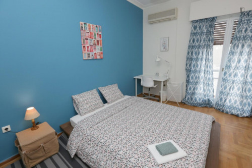 Cosy double bedroom with balcony in a 3-Bedroom apartment, in the heart of Pangarti