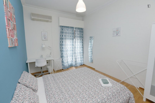 Cosy double bedroom with balcony in a 3-Bedroom apartment, in the heart of Pangarti