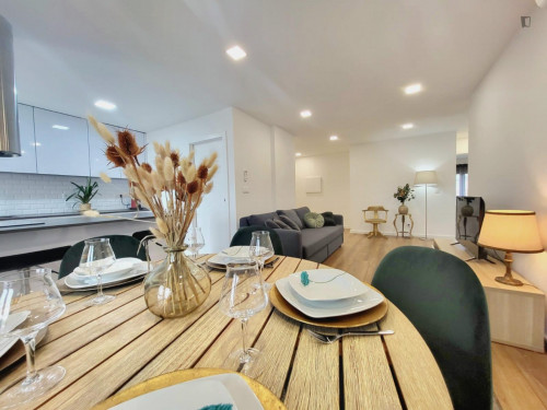 Large 2-bedroom apartment in residential Azeitão