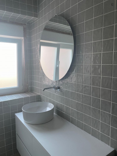 Cosy double bedroom in a renovated apartment near Areeiro metro station - Gallery - 8