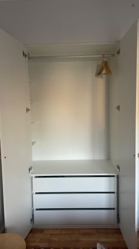 Cosy double bedroom in a renovated apartment near Areeiro metro station