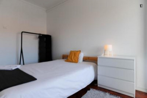 Bright double bedroom with a balcony, in Arroios