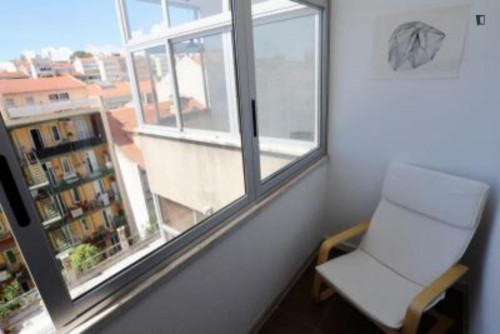 Bright double bedroom with a balcony, in Arroios