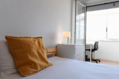 Bright double bedroom with a balcony, in Arroios