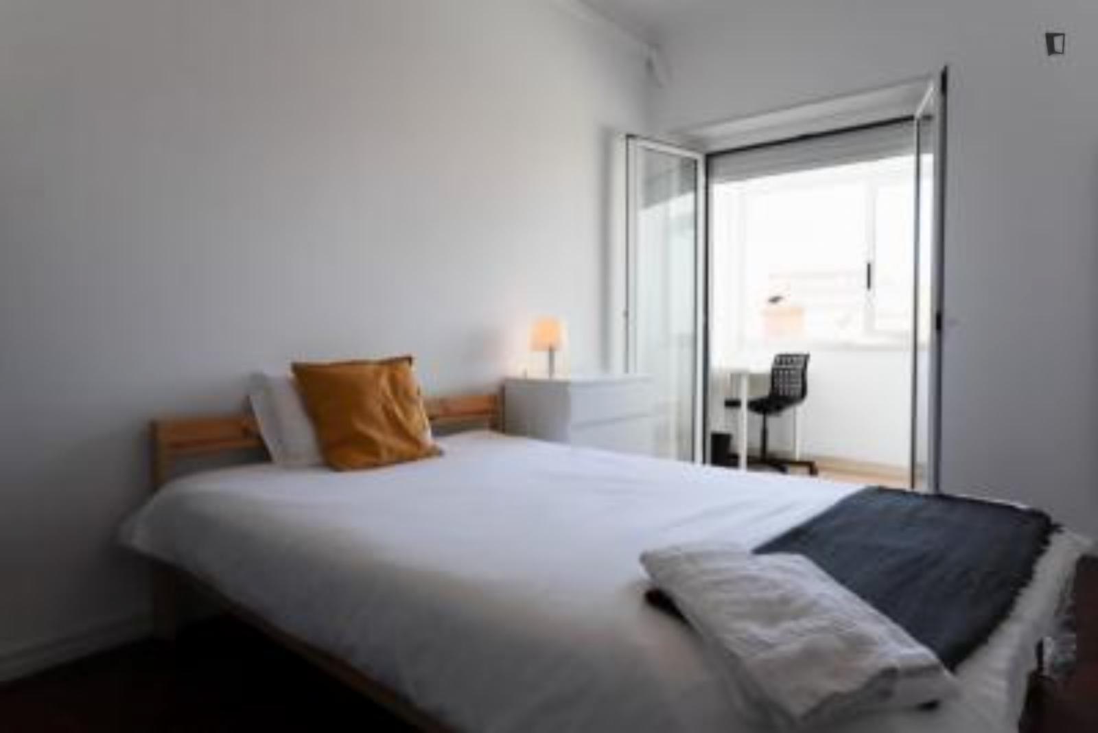 Bright Double Bedroom With A Balcony, In Arroios - 1