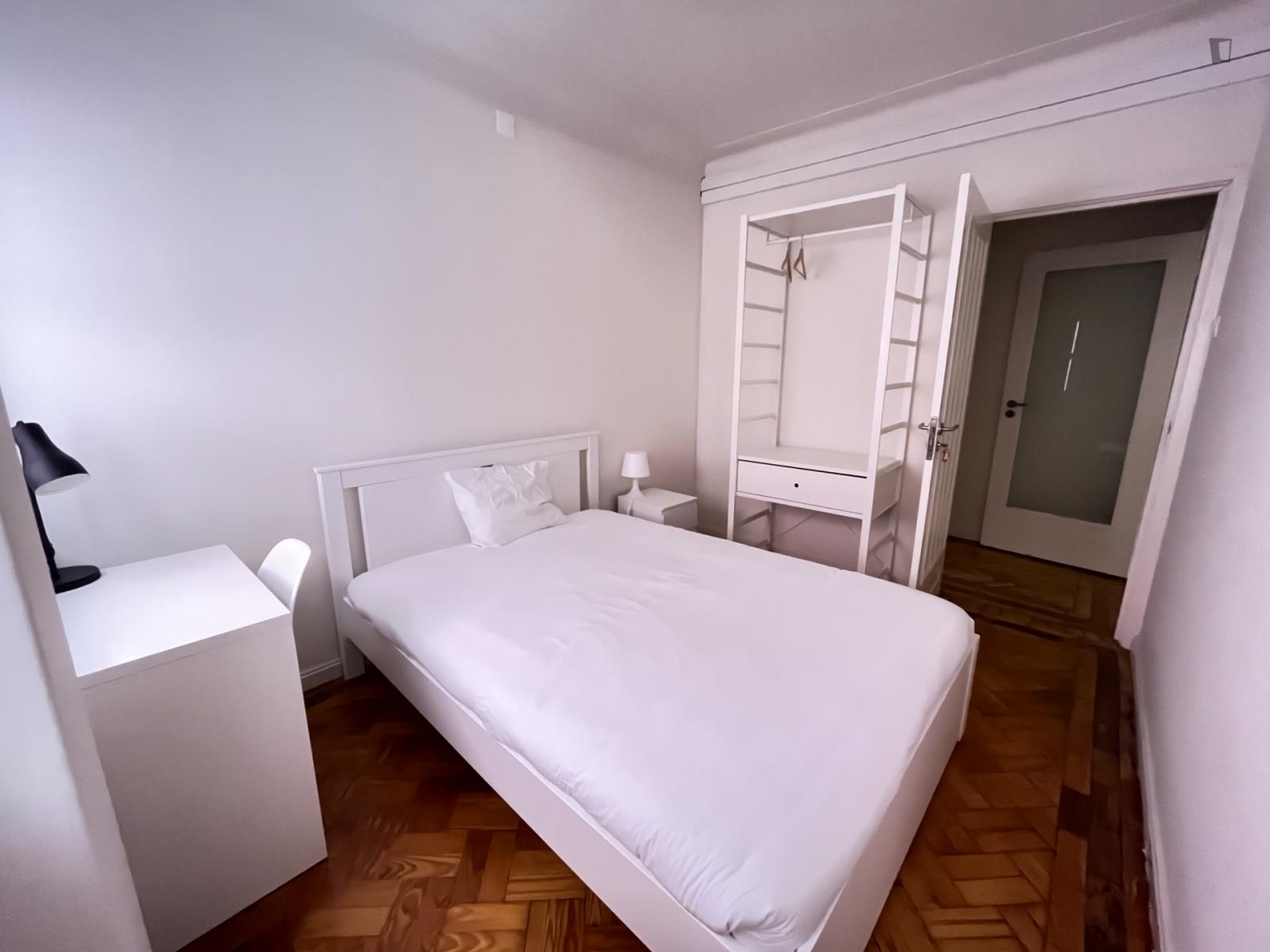 Neat Double Bedroom Close To Carolina Michaelis Metro Station - Neat double bedroom close to Carolina Michaelis metro station - Gallery - 1