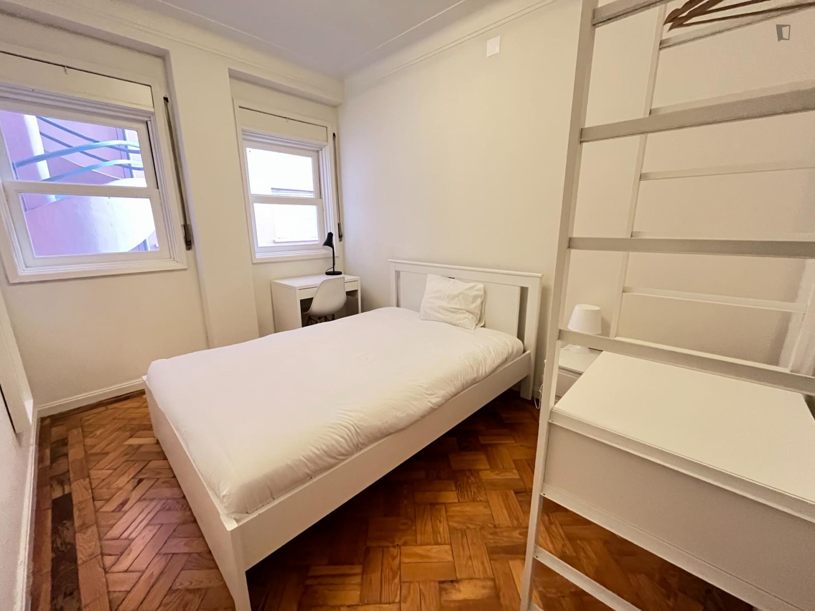 Compact Double Bedroom Next To Casa Da Musica Metro Station - Compact double bedroom next to Casa da Musica metro station - Gallery - 1