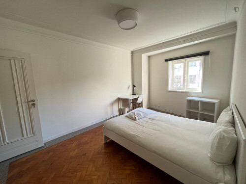 Large double ensuite bedroom close to Shopping Cidade do Porto