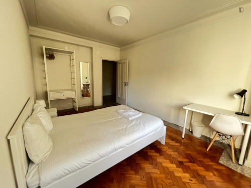 Large double ensuite bedroom close to Shopping Cidade do Porto