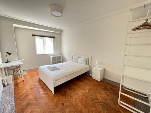 Large double ensuite bedroom close to Shopping Cidade do Porto