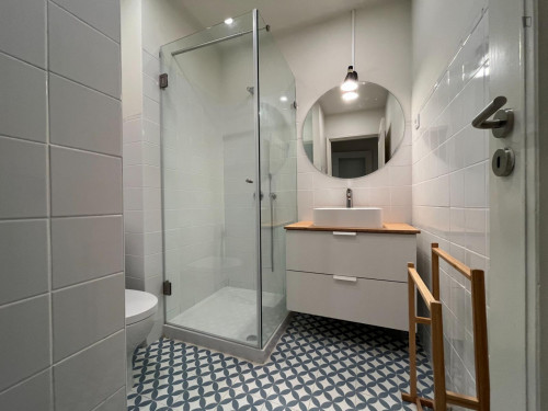 Large double ensuite bedroom close to Shopping Cidade do Porto