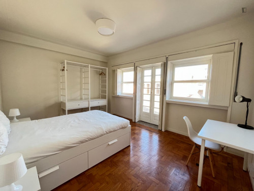 Big double ensuite bedroom near Casa da Musica metro station