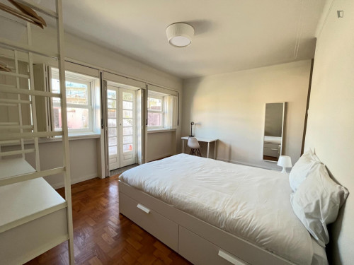 Big double ensuite bedroom near Casa da Musica metro station