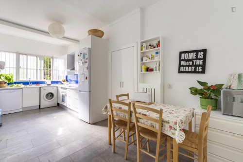 Double bedroom, with balcony, in 4-bedroom house - Gallery - 12