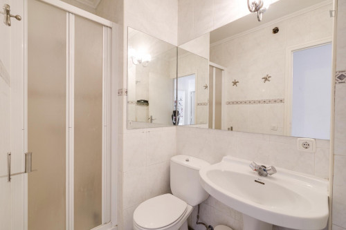 Double bedroom, with balcony, in 4-bedroom house - Gallery - 7