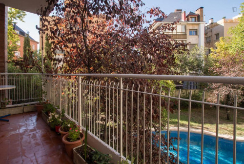 Double bedroom, with balcony, in 4-bedroom house - Gallery - 14
