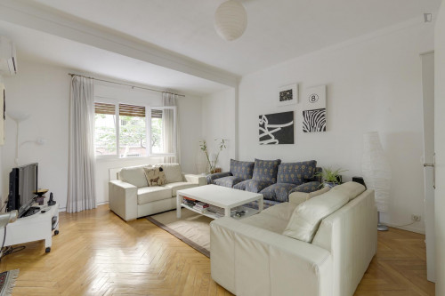 Double bedroom, with balcony, in 4-bedroom house - Gallery - 35
