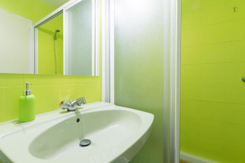 Double bedroom, with balcony, in 4-bedroom house - Gallery - 4