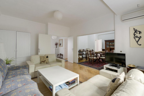Double bedroom, with balcony, in 4-bedroom house - Gallery - 29