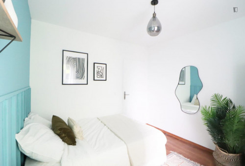 Cool double bedroom in a 4-bedroom apartment, close to Porte de Valenciennes Subway