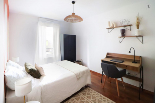Elegant double bedroom in a 4-bedroom apartment, close to the University of Lille