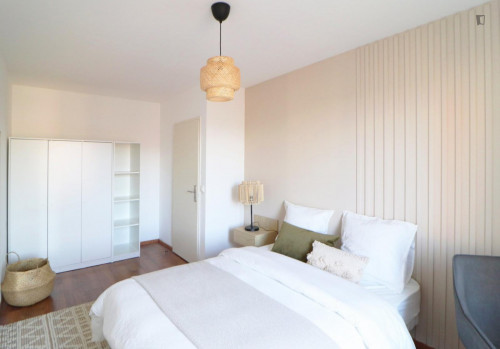 Charming double bedroom in a 4-bedroom apartment, close to École Nationale Supérieure des Arts et Métiers