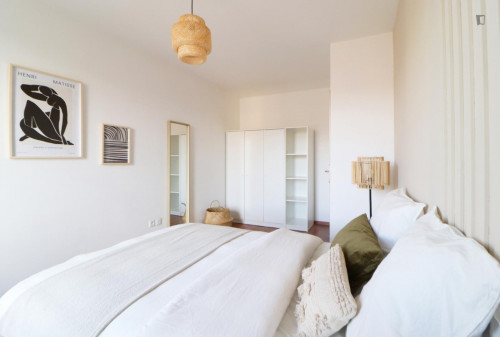 Charming double bedroom in a 4-bedroom apartment, close to École Nationale Supérieure des Arts et Métiers