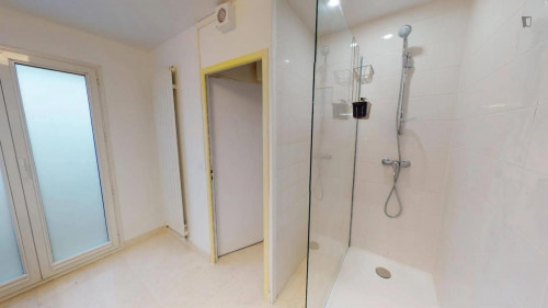 Spacious double bedroom in Levallois-Perret