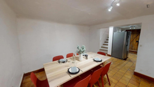 Spacious double bedroom in Levallois-Perret