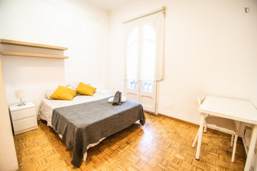 Sunny double bedroom close to Casa Batlló