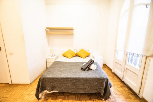 Sunny double bedroom close to Casa Batlló