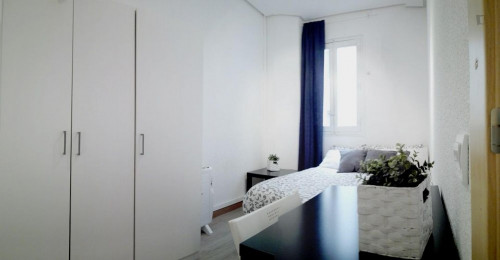 Double bedroom in 8-room apartment at the edge of Trafalgar neighbourhood - Gallery - 5