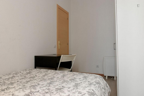 Double bedroom in 8-room apartment at the edge of Trafalgar neighbourhood - Gallery - 3