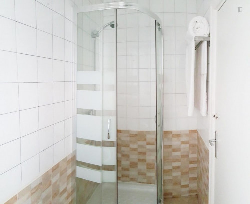 Double bedroom in 8-room apartment at the edge of Trafalgar neighbourhood - Gallery - 10