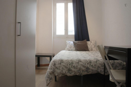 Double bedroom in 8-room apartment at the edge of Trafalgar neighbourhood - Gallery - 7