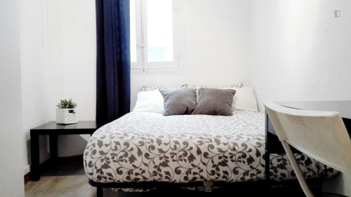 Double bedroom in 8-room apartment at the edge of Trafalgar neighbourhood - Gallery - 4