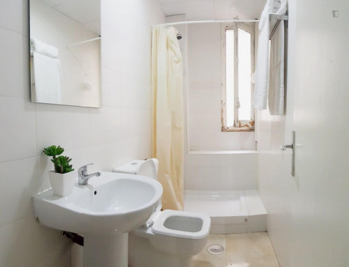 Double bedroom in 8-room apartment at the edge of Trafalgar neighbourhood - Gallery - 13