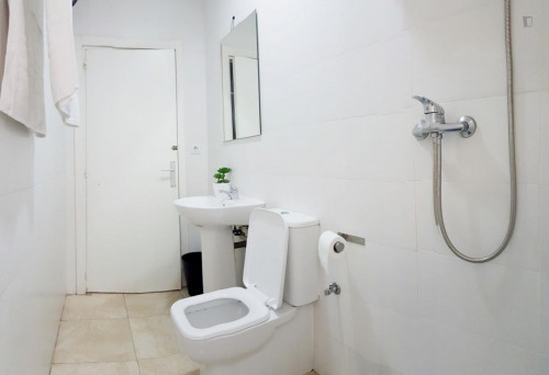 Double bedroom in 8-room apartment at the edge of Trafalgar neighbourhood - Gallery - 12