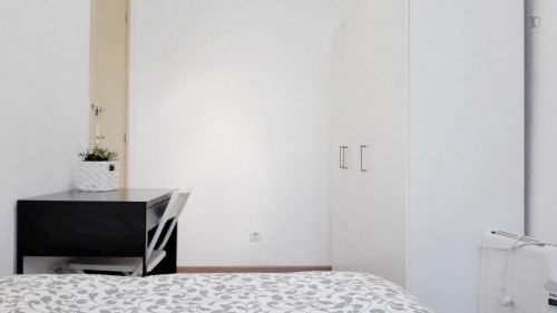 Double bedroom in 8-room apartment at the edge of Trafalgar neighbourhood - Gallery - 2