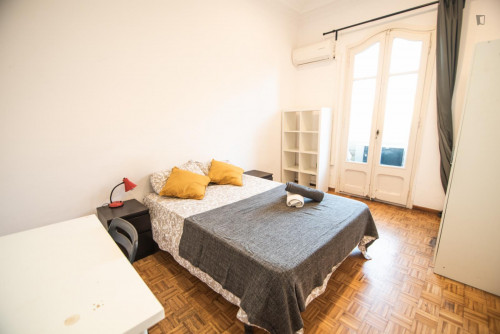 Decent double bedroom near Provença train station