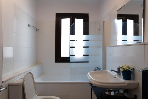 Double bedroom in 5-bedroom apartment - Gallery - 8