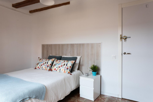 Double bedroom in 5-bedroom apartment
