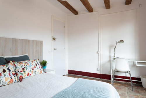 Double bedroom in 5-bedroom apartment