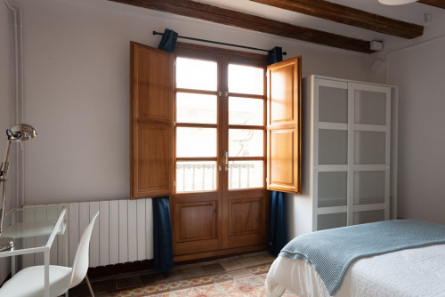 Double bedroom in 5-bedroom apartment