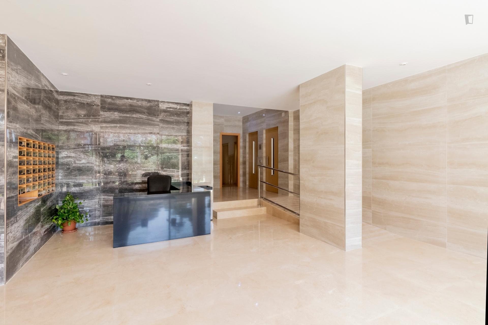 Single room in a flat with swimming pool, in Les Corts