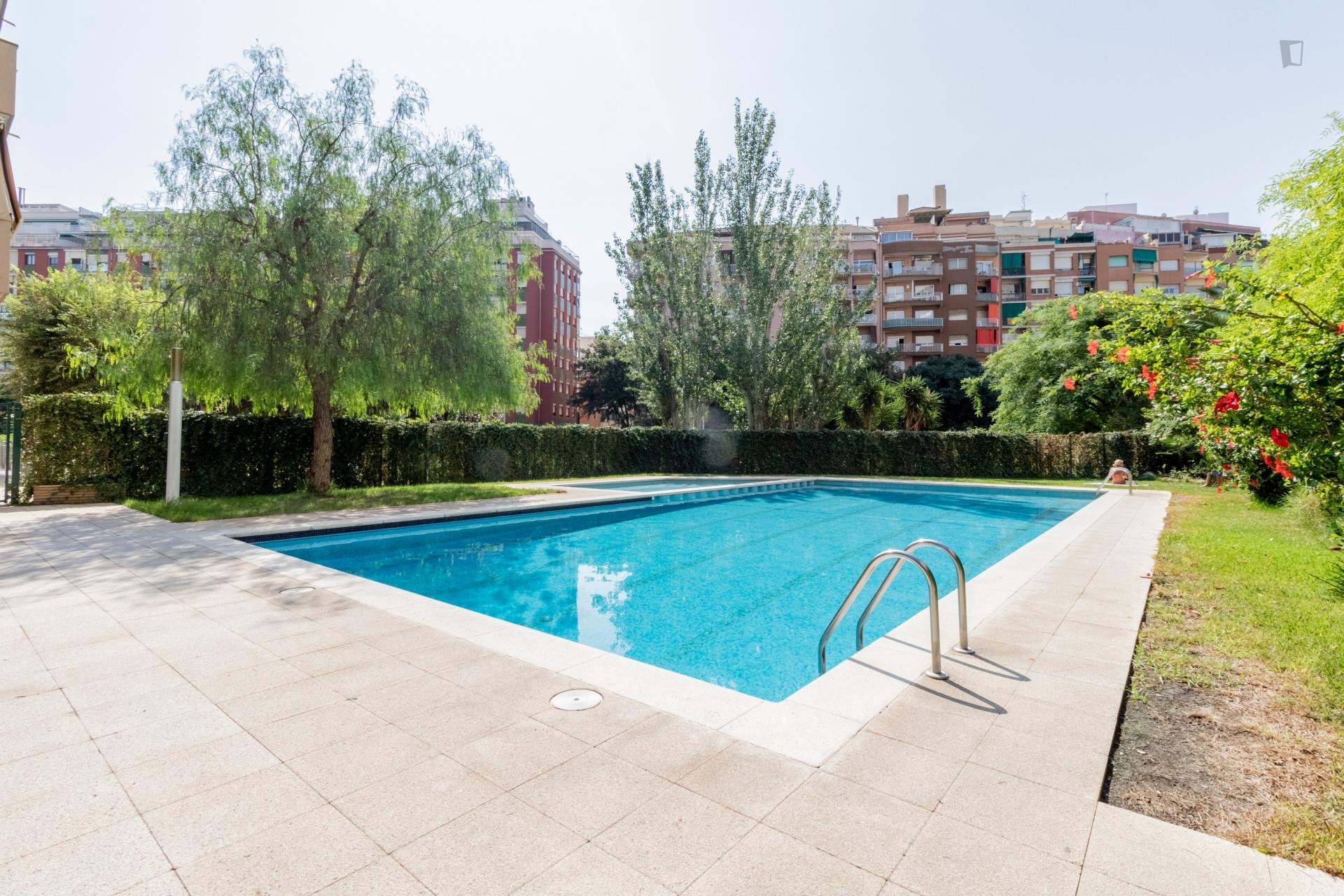 Single room in a flat with swimming pool, in Les Corts