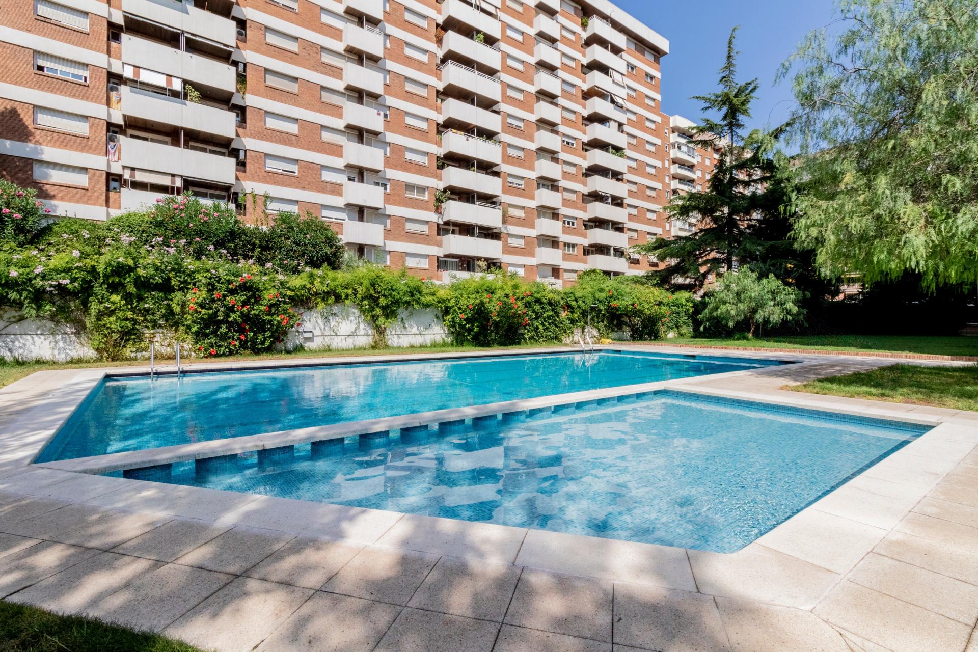 Single room in a flat with swimming pool, in Les Corts
