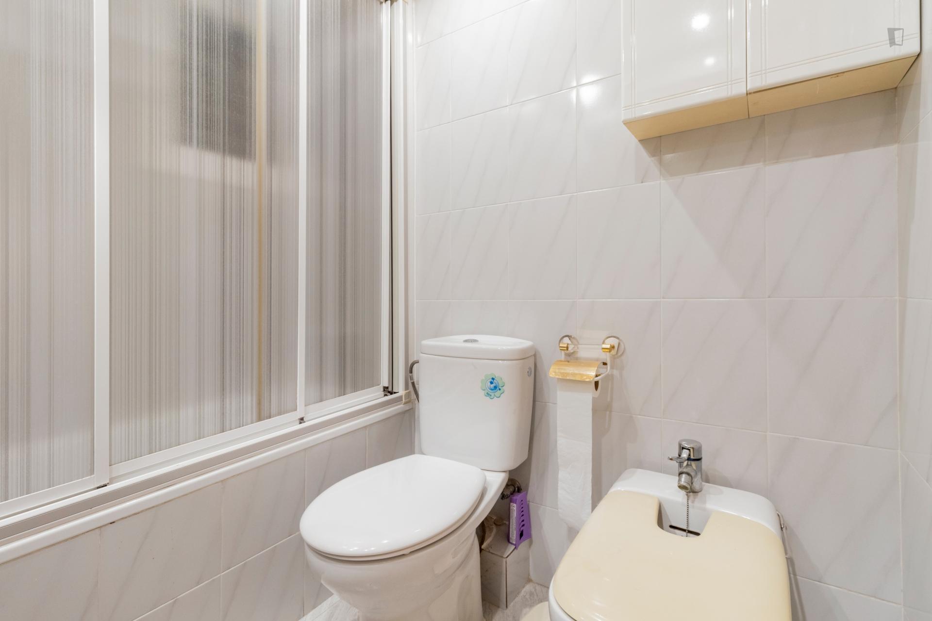 Single room in a flat with swimming pool, in Les Corts