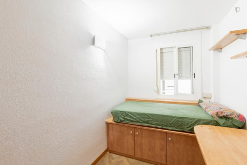 Single room in a flat with swimming pool, in Les Corts